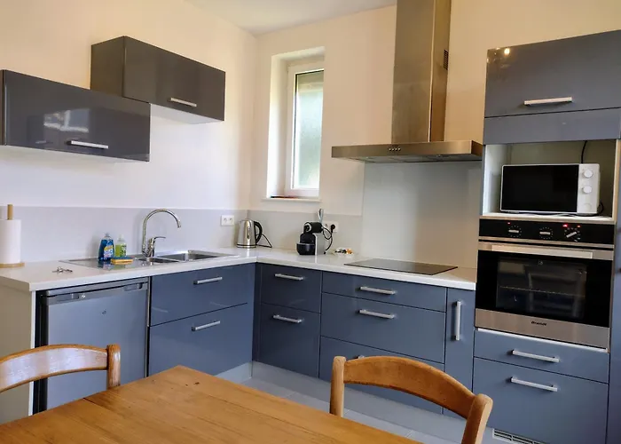 Madame Du Barry - Proche Gare, Zenith Et Chu