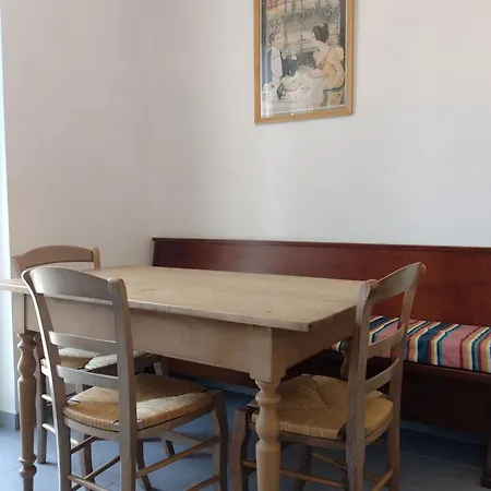 Madame Du Barry - Proche Gare, Zenith Et Chu